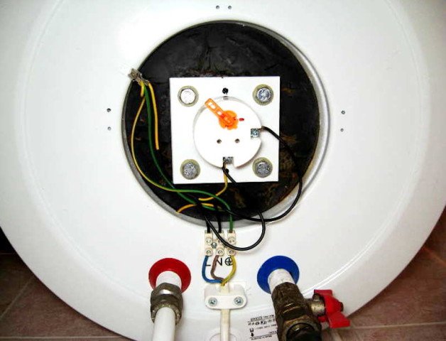 Потік бойлер   що робити, як спустити воду і усунути протікання