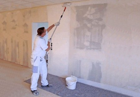 Грунтовка для стін під шпалери: для чого потрібна і як вибрати