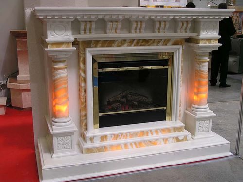 Мармурові каміни в інтерєрі: фото та монтаж