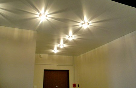 Як розташувати світильники на натяжній стелі: схеми і варіанти