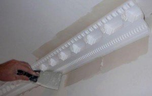 Як правильно приклеїти стельовий плінтус (галтель)