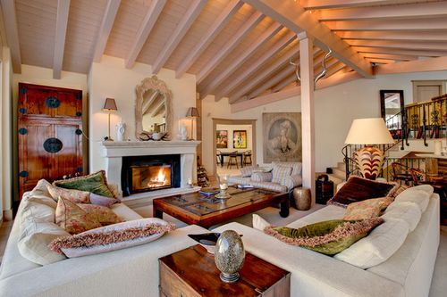 Камін в стилі шале для вітальні в інтерєрі фото Камін в стилі шале для вітальні в інтерєрі фото