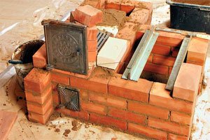 Вчимося обкладати чавунну пічку цеглою: технологія роботи
