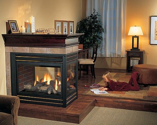 Камін посередині кімнати в деревяному будинку: фото