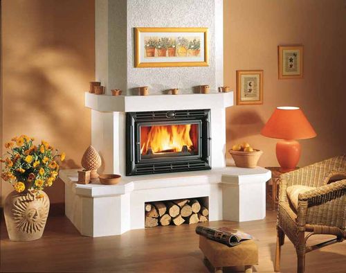 Камін посередині кімнати в деревяному будинку: фото