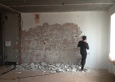 Як зняти стару штукатурку зі стін: декоративну або чорнову