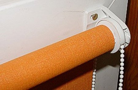 Як кріпити рулонні штори до стіни, стелі або вікна