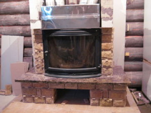 Критерії вибору та відгуки про касетні каміни: з теплообмінником, з водяним контуром, зі скляними дверцятами