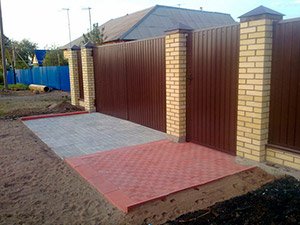 Паркан з профлиста своїми руками: послідовність робіт, відео, фото