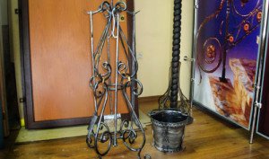 Як вибрати кований набір для каміну з дровницею