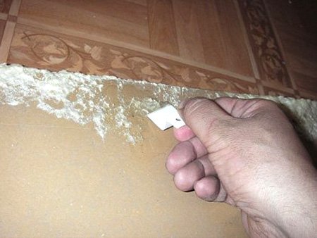 Чим відмити монтажну піну з рук, одягу, пластикових вікон, дверей