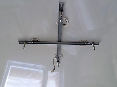 Установка люстри на натяжна стеля після його встановлення