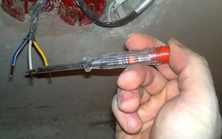 Чому світлодіодна лампа блимає при вимкненому світлі