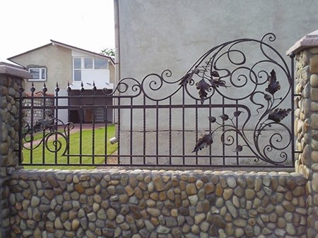 Ковані огорожі своїми руками: виготовлення та встановлення