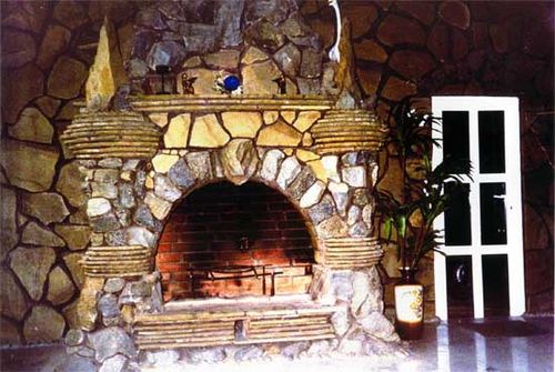 Камяні каміни для дому: фото в інтерєрі