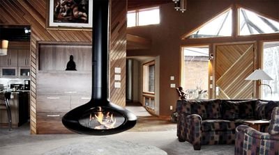 Монтаж підвісної каміна на стіні: фото в інтерєрі