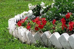 Декоративні огорожі для клумби своїми руками: бордюри та паркани з дерева, пластику, каменю і пляшок, фото і відео