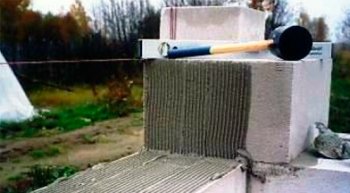 Кладка стін з піноблоків та їх армування