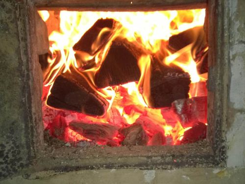 Як топити піч дровами в деревяному будинку та бані