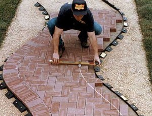 Укладання тротуарної плитки своїми руками: етапи робіт, секрети майстрів і відео інструкція