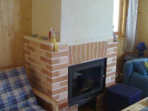 Критерії вибору та відгуки про касетні каміни: з теплообмінником, з водяним контуром, зі скляними дверцятами