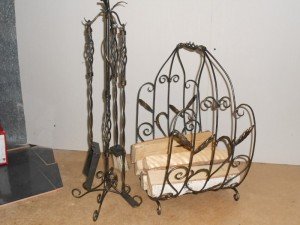 Як вибрати кований набір для каміну з дровницею