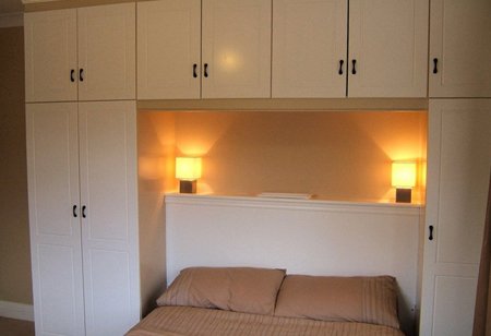 Дизайн вузької спальні: планування, розстановка меблів