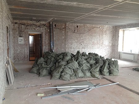 Як зняти стару штукатурку зі стін: декоративну або чорнову