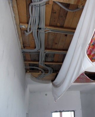 Як заховати труби опалення в приватному будинку Як заховати труби опалення в приватному будинку