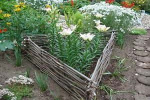 Декоративні огорожі для клумби своїми руками: бордюри та паркани з дерева, пластику, каменю і пляшок, фото і відео