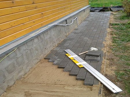 Отмостка навколо будинку з тротуарної плитки: як зробити своїми руками