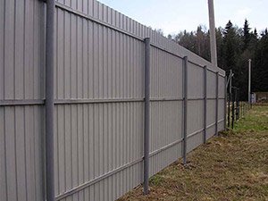 Паркан з профлиста своїми руками: послідовність робіт, відео, фото