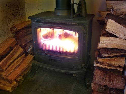 Як топити піч дровами в деревяному будинку та бані