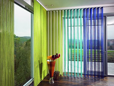 Нитяні штори серпанок в інтерєрі вітальні, кухні або спальні