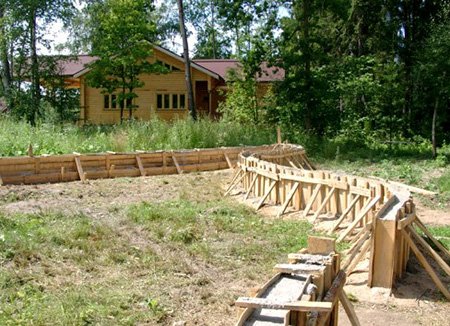 Підпірна стінка з бетону: як зробити своїми руками