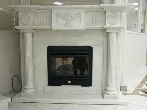 Мармурові каміни в інтерєрі: фото та монтаж