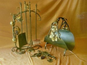 Як вибрати кований набір для каміну з дровницею