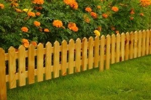 Декоративні огорожі для клумби своїми руками: бордюри та паркани з дерева, пластику, каменю і пляшок, фото і відео