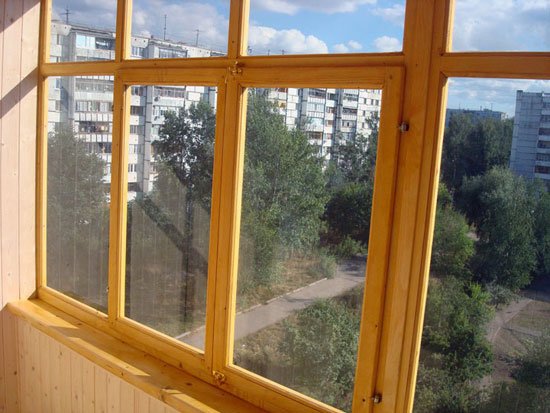 Скління балкона деревяними рамами своїми руками