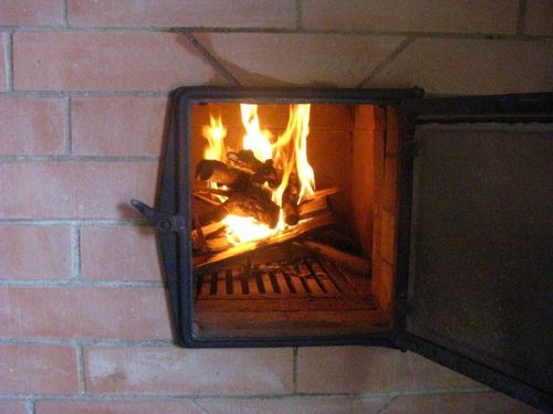 Чому димить камін в кімнаті в приватному будинку: причини