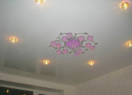 Установка люстри на натяжна стеля після його встановлення