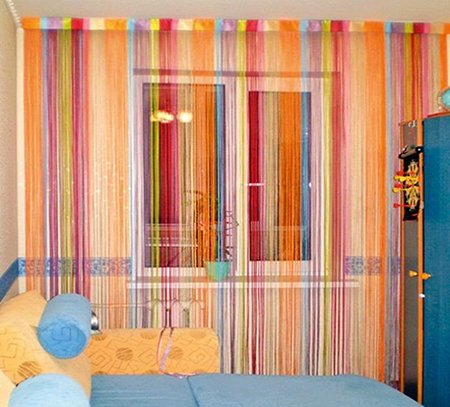 Нитяні штори серпанок в інтерєрі вітальні, кухні або спальні