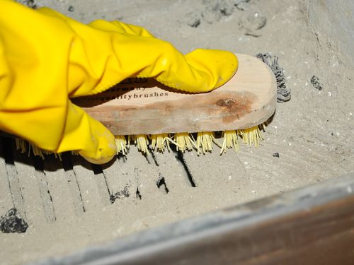 Чистка каміна від сажі: як почистити своїми руками