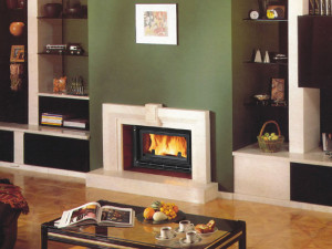 Критерії вибору та відгуки про касетні каміни: з теплообмінником, з водяним контуром, зі скляними дверцятами