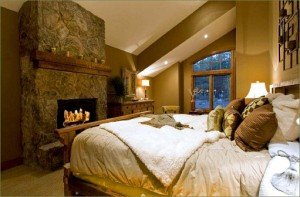 Камін в спальні: ідеї оформлення інтерєру на фото