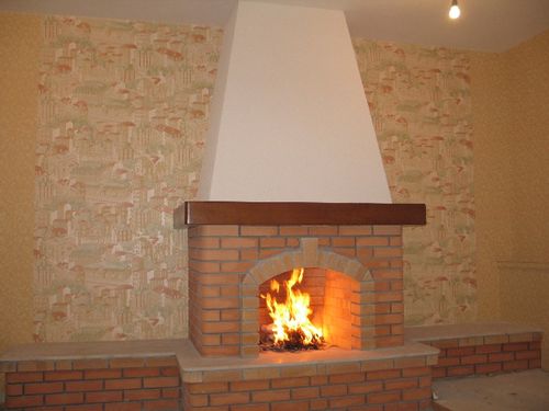 Пристінні каміни: кутові, електричні, з цегли своїми руками