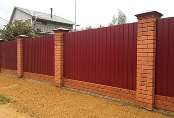 Цегляний паркан своїми руками: технологія будівництва