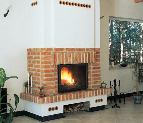 Розміщення каміна в будинку між вікнами: фото