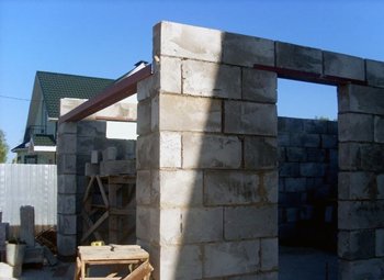 Гараж з піноблоків своїми руками з мансардою