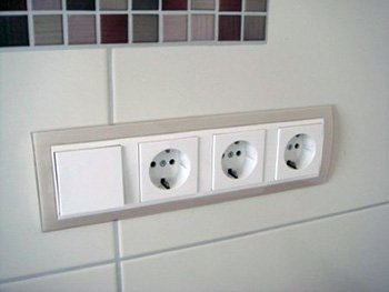 Розетки на фартуху кухні: скільки, де і як встановити